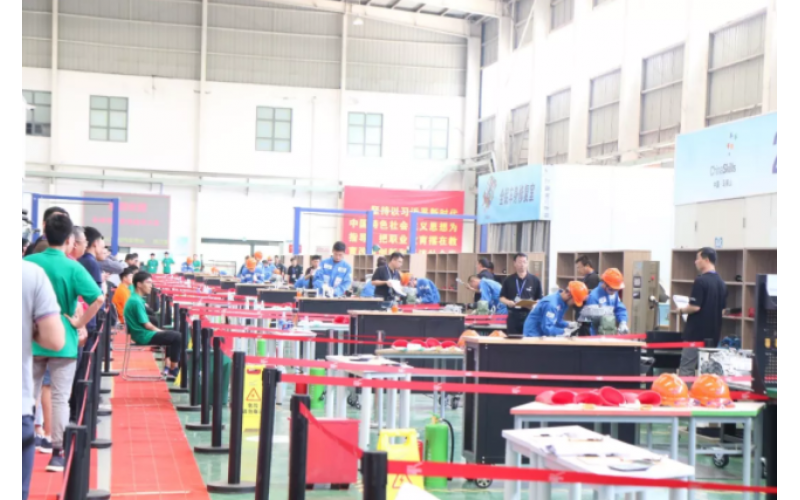 【群雄激戰(zhàn)】新能源汽車檢測與維修賽項“開戰(zhàn)”，風(fēng)向標(biāo)助力選手亮劍賽場