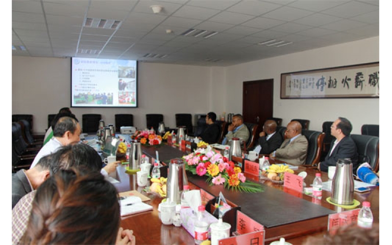 贊比亞教育部部長(zhǎng)一行來我司參觀考察